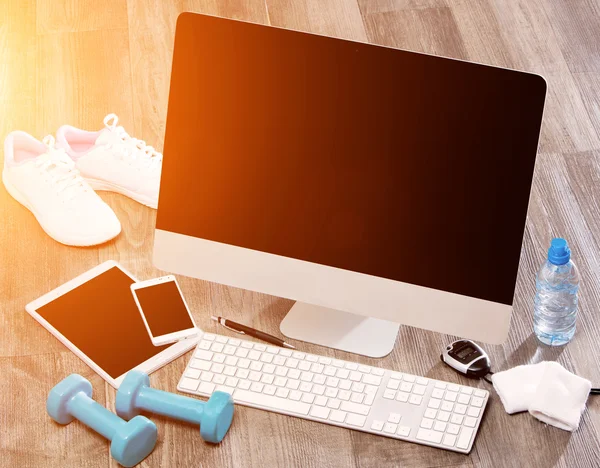 Ξύλινο γραφείο του sportman σε υψηλή ευκρίνεια με φορητό υπολογιστή, tablet και — Φωτογραφία Αρχείου