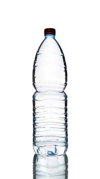 Fles water geïsoleerd op een witte achtergrond Stockfoto