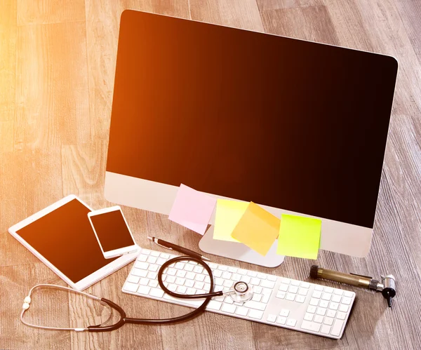 Mesa de madeira médico em alta definição com laptop, tablet e mo — Fotografia de Stock