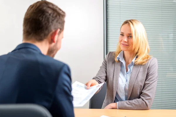 Jovem mulher atraente durante a entrevista de emprego — Fotografia de Stock