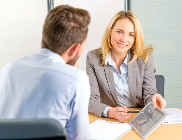 Jonge aantrekkelijke vrouw tijdens sollicitatiegesprek met behulp van Tablet PC — Stockfoto