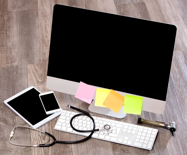 Holzschreibtisch in High Definition mit Laptop, Tablet und Laptop — Stockfoto