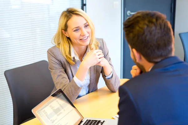 Jovem mulher atraente durante a entrevista de emprego — Fotografia de Stock