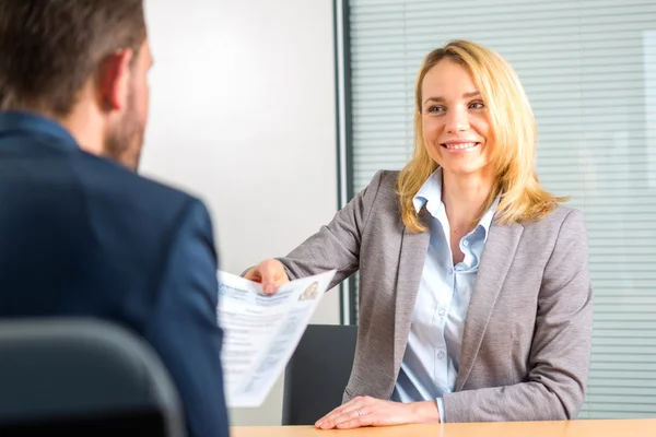 Joven atractiva mujer durante la entrevista de trabajo — Foto de Stock