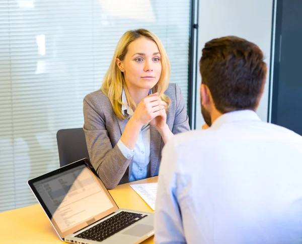 Jonge aantrekkelijke vrouw tijdens sollicitatiegesprek — Stockfoto