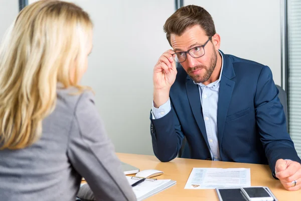 Giovane datore di lavoro attraente che fa un colloquio di lavoro a una donna — Foto Stock