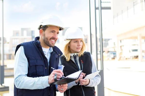 Engineer and architect dating next appointment on a construction — Stock Photo, Image