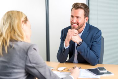 Genç çekici işveren bir iş görüşmesi için bir kadının işi