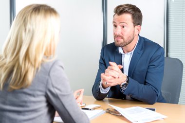 Genç çekici işveren bir iş görüşmesi için bir kadının işi