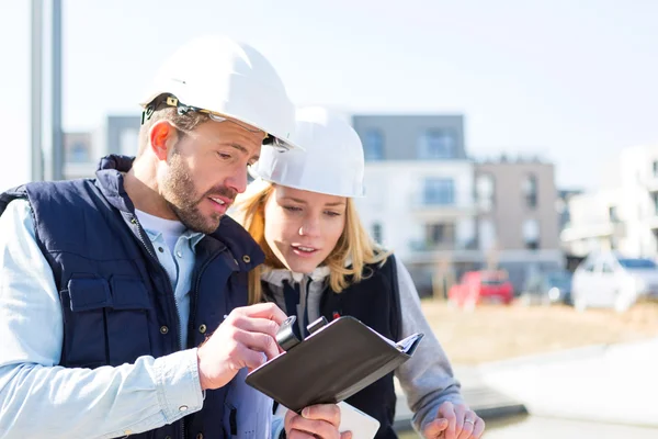 Engineer and architect dating next appointment on a construction — Stock Photo, Image