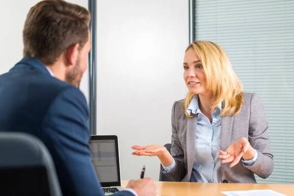 Jovem mulher atraente durante a entrevista de emprego — Fotografia de Stock