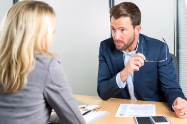 Genç çekici işveren bir iş görüşmesi için bir kadının işi