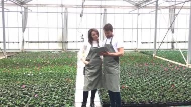 tablet kullanarak bir sera çiftçiler