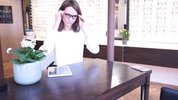 Žena se snaží brýle — Stock video