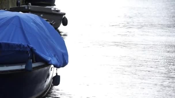 Perahu di kanal Amsterdam di Belanda — Stok Video