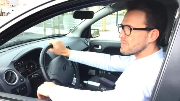 Hombre coche de conducción — Vídeo de stock