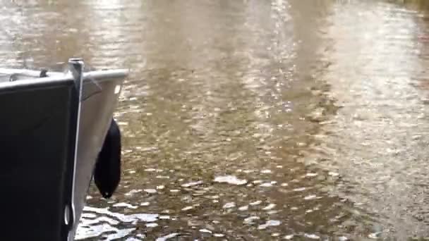 Barco no canal de Amsterdã na Holanda — Vídeo de Stock