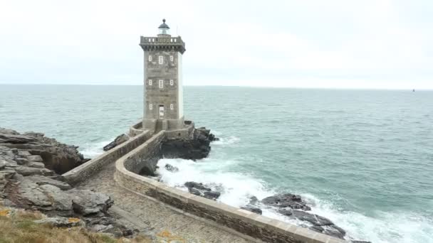 Leuchtturm von pointe de kermovan — Stockvideo