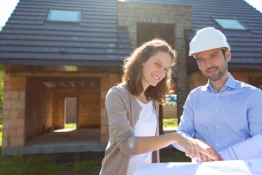 genç kadın ve mimar inşaat sitesinde 