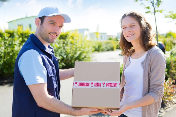 Levering man een perceel overhandigen aan klant — Stockfoto