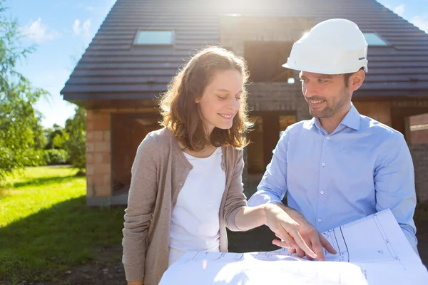 Young woman and architect on construction site — Stock Photo, Image