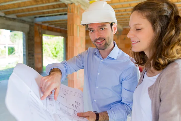 Young woman and architect on construction site — Stock Photo, Image