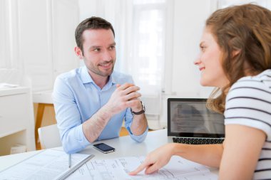 emlakçı ve müşteri ofis