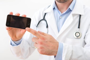 profesyonel doktor bir smartphone teslim