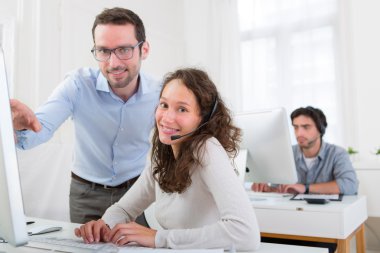 Yöneticisi eğitim genç çekici insanlar 