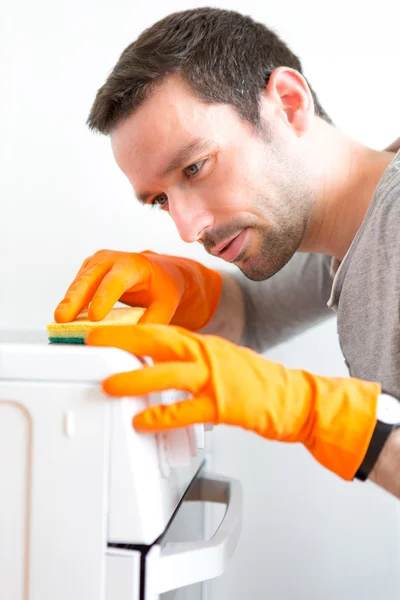 Młody mężczyzna atrakcyjny czyszczenia jego mieszkania — Zdjęcie stockowe