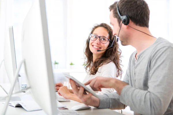 Medewerkers op een callcenter plezier — Stockfoto