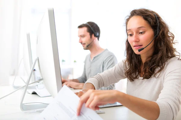 Jonge aantrekkelijke vrouw op zoek naar een document — Stockfoto