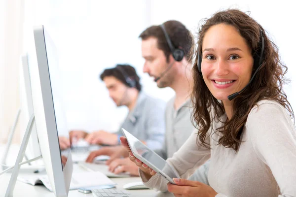 Ung attraktiv kvinna som arbetar i ett callcenter — Stockfoto