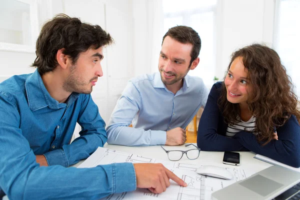 Junges ernsthaftes Paar trifft einen Immobilienmakler — Stockfoto