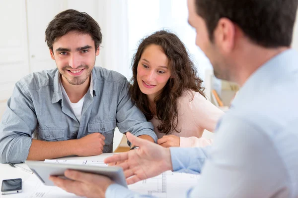 Junges entspanntes Paar trifft einen Immobilienmakler — Stockfoto