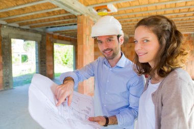 genç kadın ve mimar inşaat sitesinde 