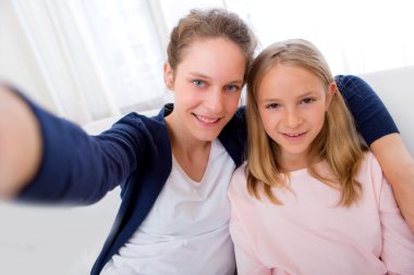 çekici bir kadın ve kız kardeşim selfie alarak