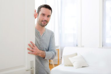 çağrı merkezinde çalışan genç çekici kadın