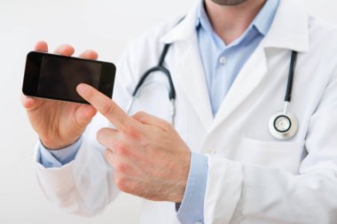 profesyonel doktor bir smartphone teslim