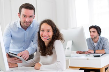 Yöneticisi eğitim genç çekici insanlar 