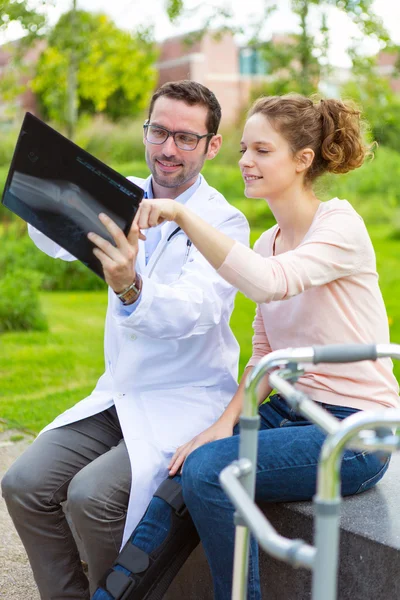 Läkare explaning innebörden av en röntgen — Stockfoto