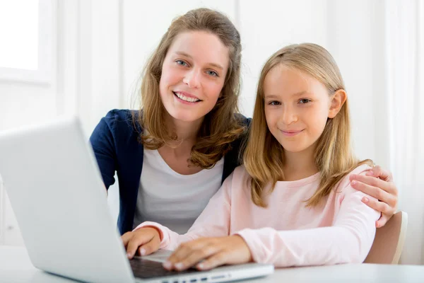 Aantrekkelijke vrouw en zusje met behulp van laptop — Stockfoto