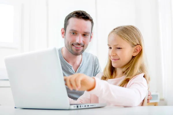 Padre y su hija rubia usando laptop — Foto de Stock