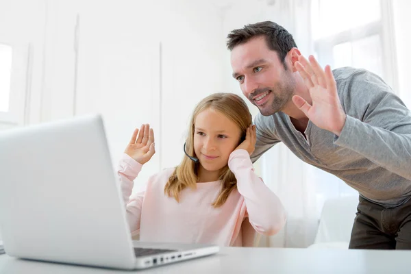 Otec a jeho blonďatá dcera pomocí přenosného počítače — Stock fotografie