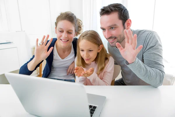 ノート パソコンで、コンファレンスコールを持っている家族 — ストック写真