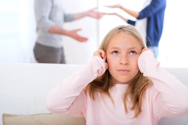 Young child blocked up her ears while arguing — Stock Photo, Image