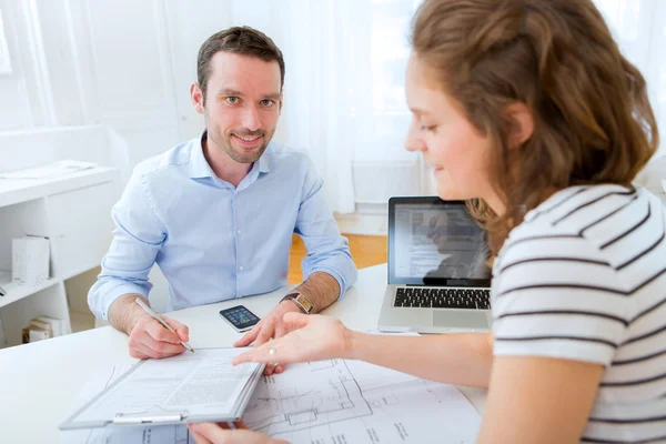 Junge attraktive Frau, die in einem Callcenter arbeitet — Stockfoto