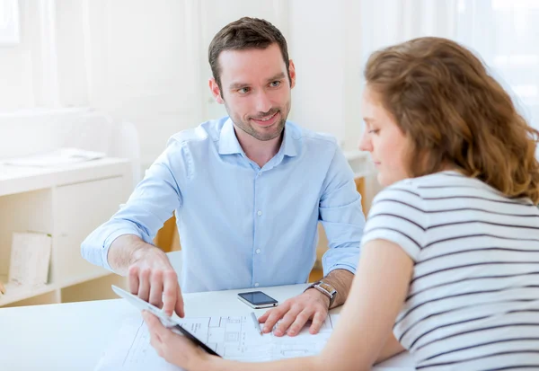 Ung attraktiv kvinna som arbetar i ett callcenter — Stockfoto