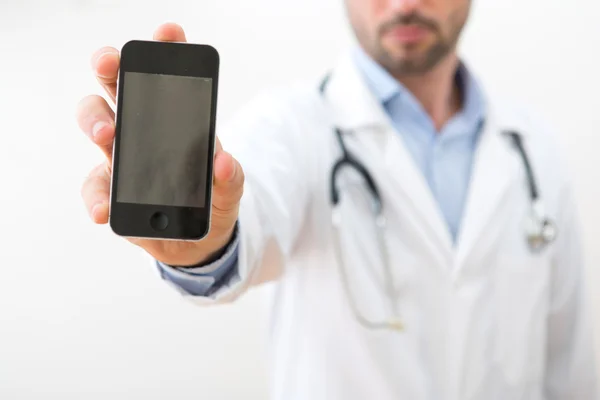 Профессиональный врач вручает смартфон — стоковое фото