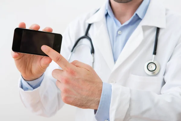 Médico profesional entregando un teléfono inteligente — Foto de Stock